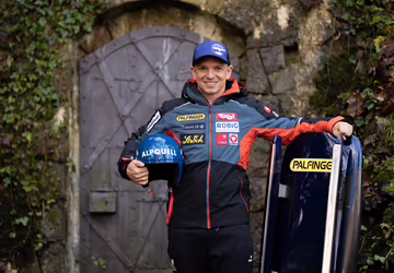 Wolfgang Kindl vor dem Quelleneingang